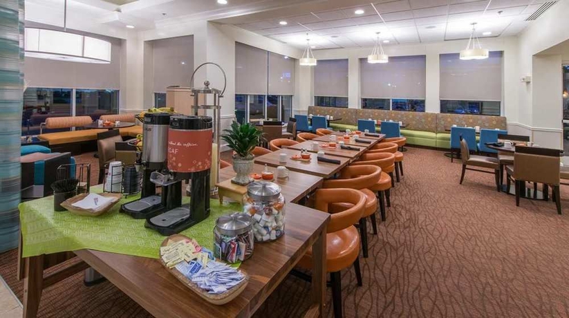Imagen del bar/restaurante del Hotel Hilton Garden Inn Savannah Airport. Foto 4