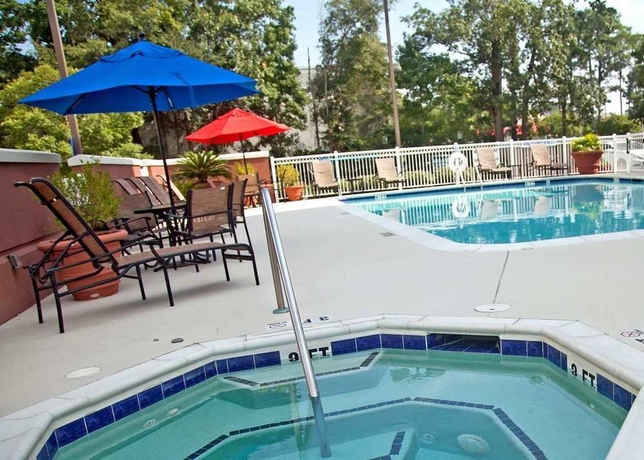 Imagen de la piscina del Hotel Hilton Garden Inn Savannah Midtown. Foto 16
