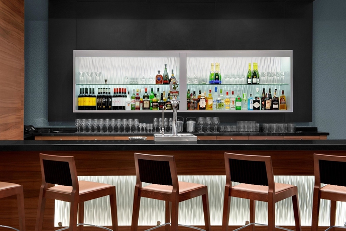 Imagen del bar/restaurante del Hotel Hilton Garden Inn Sevilla. Foto 6