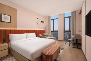Imagen de la habitación del Hotel Hilton Garden Inn Shanghai Wujiaochang. Foto 12