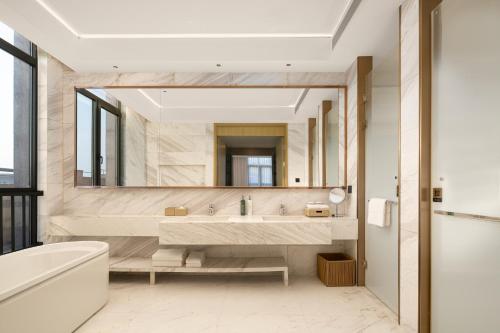 Imagen de la habitación del Hotel Hilton Garden Inn Shanghai Wujiaochang. Foto 13