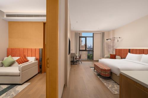 Imagen de la habitación del Hotel Hilton Garden Inn Shanghai Wujiaochang. Foto 14