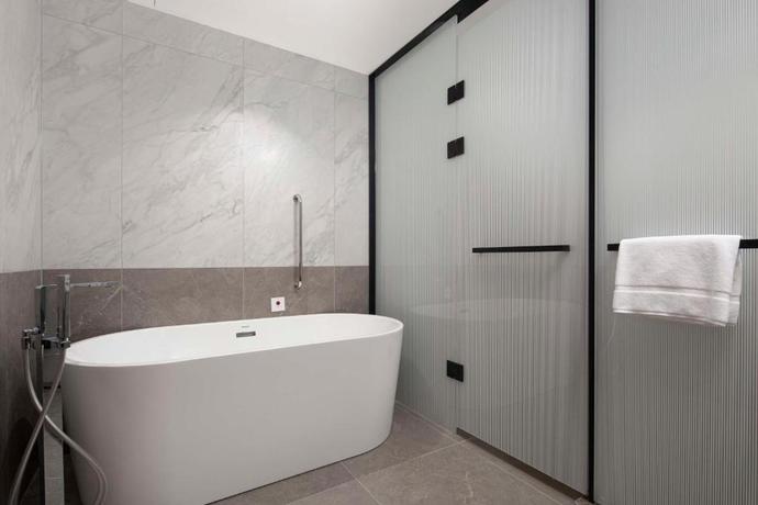 Imagen de la habitación del Hotel Hilton Garden Inn Tianjin Five Great Avenues. Foto 8