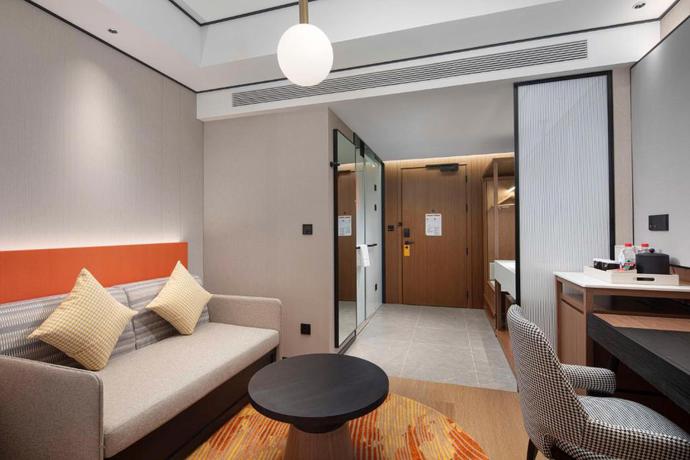 Imagen de la habitación del Hotel Hilton Garden Inn Tianjin Five Great Avenues. Foto 13