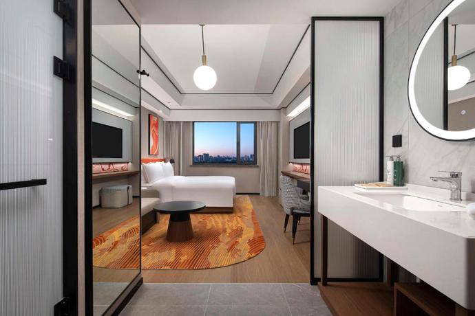 Imagen de la habitación del Hotel Hilton Garden Inn Tianjin Five Great Avenues. Foto 14