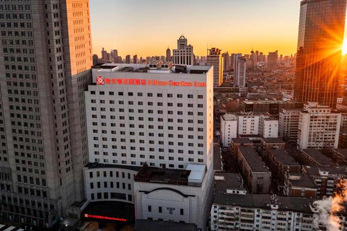Imagen de los exteriores del Hotel Hilton Garden Inn Tianjin Five Great Avenues. Foto 16
