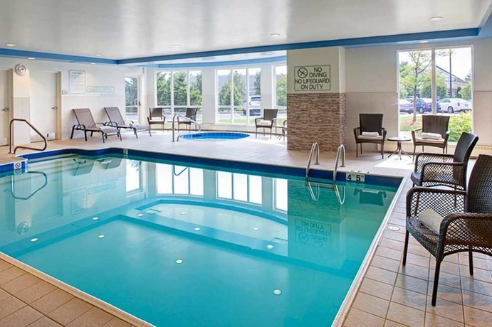 Imagen de la piscina del Hotel Hilton Garden Inn Toronto/oakville. Foto 16