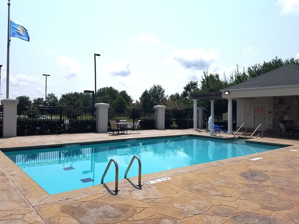 Imagen de la piscina del Hotel Hilton Garden Inn Tulsa South. Foto 19