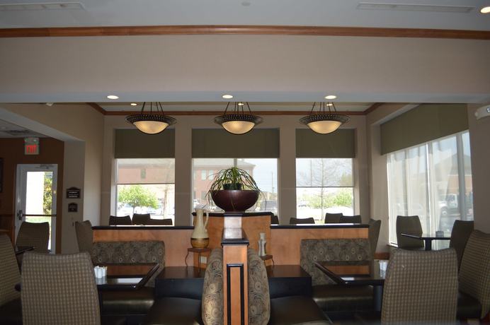 Imagen del bar/restaurante del Hotel Hilton Garden Inn Tulsa South. Foto 2
