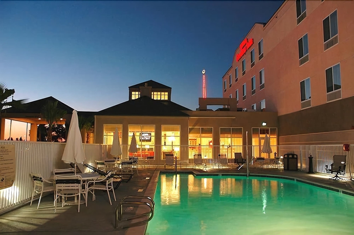 Imagen de la piscina del Hotel Hilton Garden Inn Victorville. Foto 18