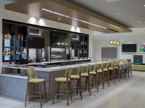 Imagen del bar/restaurante del Hotel Hilton Garden Inn Visalia, Ca. Foto 7