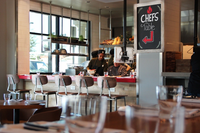 Imagen del bar/restaurante del Hotel Hilton Garden Inn Waikiki Beach. Foto 2