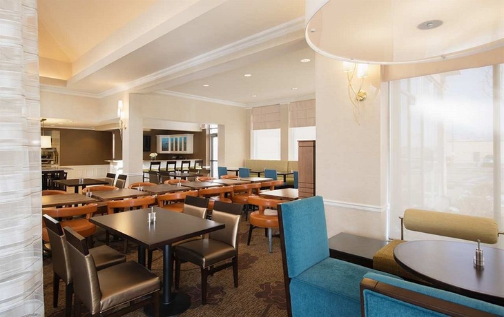 Imagen del bar/restaurante del Hotel Hilton Garden Inn West Edmonton. Foto 3