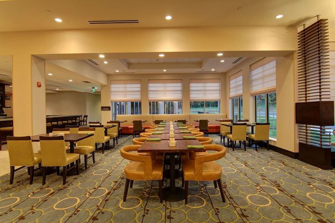 Imagen del bar/restaurante del Hotel Hilton Garden Inn Woodbridge. Foto 2