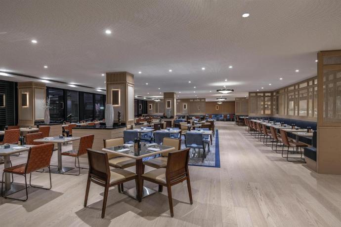 Imagen del bar/restaurante del Hotel Hilton Geneva and Conference Centre. Foto 2