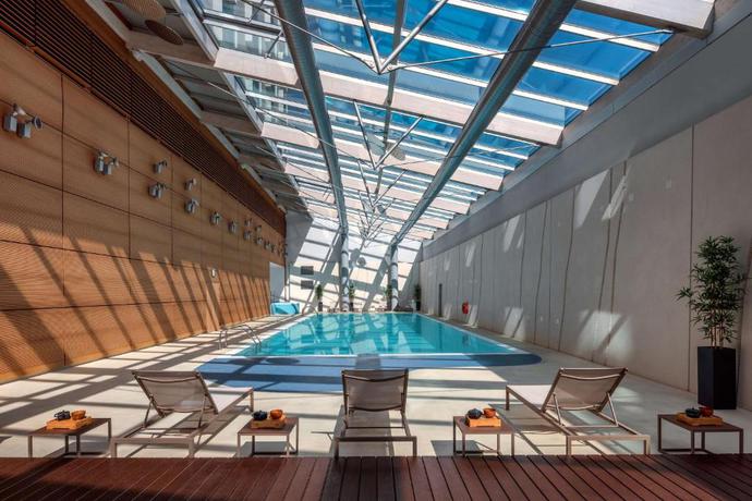 Imagen de la piscina del Hotel Hilton Geneva and Conference Centre. Foto 15