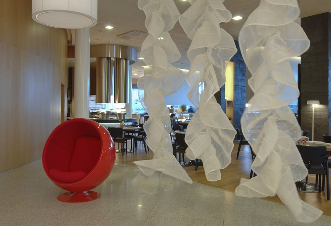 Imagen de los interiores del Hotel Hilton Helsinki Airport. Foto 9