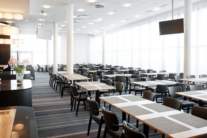 Imagen del bar/restaurante del Hotel Hilton Helsinki Airport. Foto 4