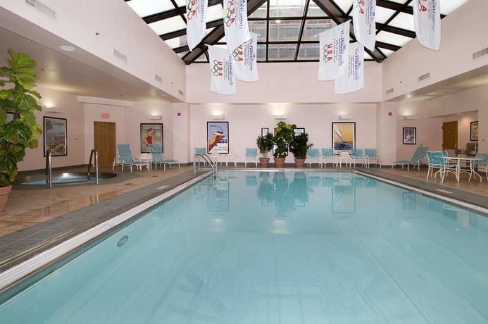 Imagen de la piscina del Hotel Hilton Indianapolis Suites. Foto 16