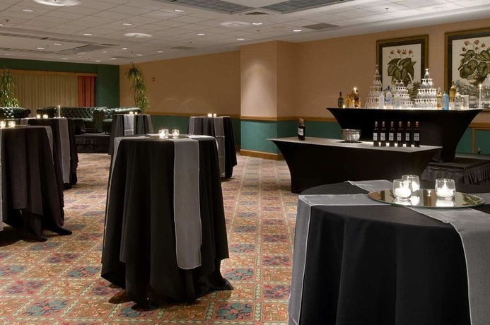 Imagen de los interiores del Hotel Hilton Indianapolis Suites. Foto 11