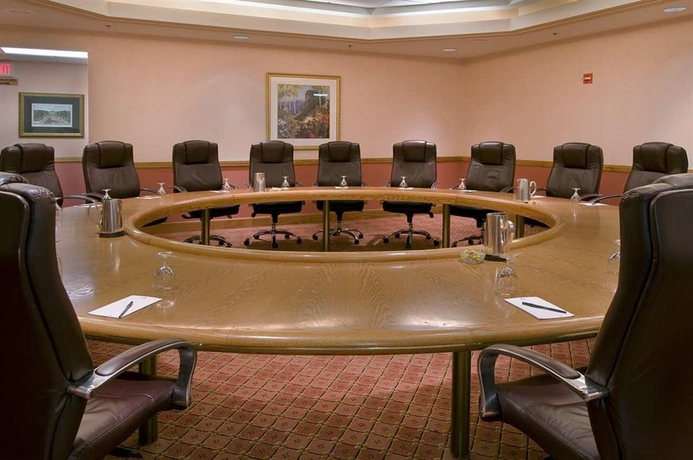 Imagen de los interiores del Hotel Hilton Indianapolis Suites. Foto 15