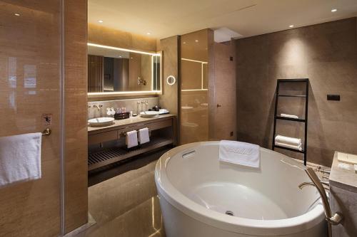 Imagen de la habitación del Hotel Hilton Jiuzhaigou Resort. Foto 10