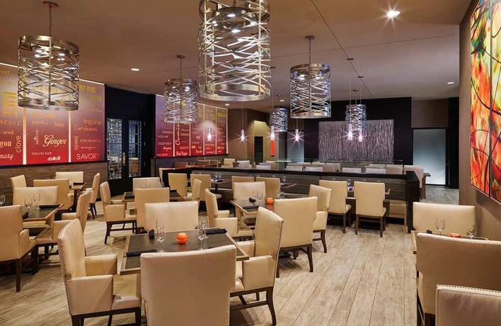 Imagen del bar/restaurante del Hotel Hilton Kansas City Airport. Foto 2