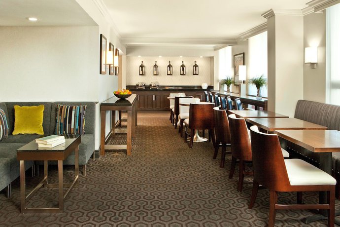 Imagen del bar/restaurante del Hotel Hilton Kansas City Country Club Plaza. Foto 3