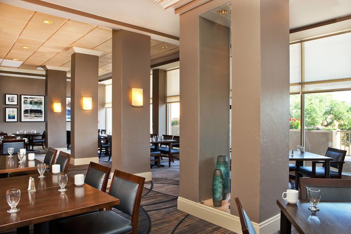 Imagen del bar/restaurante del Hotel Hilton Kansas City Country Club Plaza. Foto 4