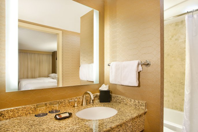Imagen de la habitación del Hotel Hilton Kansas City Country Club Plaza. Foto 9