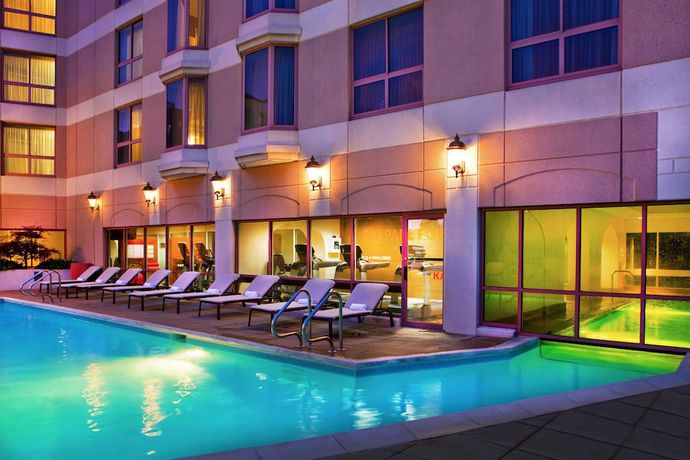 Imagen de la piscina del Hotel Hilton Kansas City Country Club Plaza. Foto 17