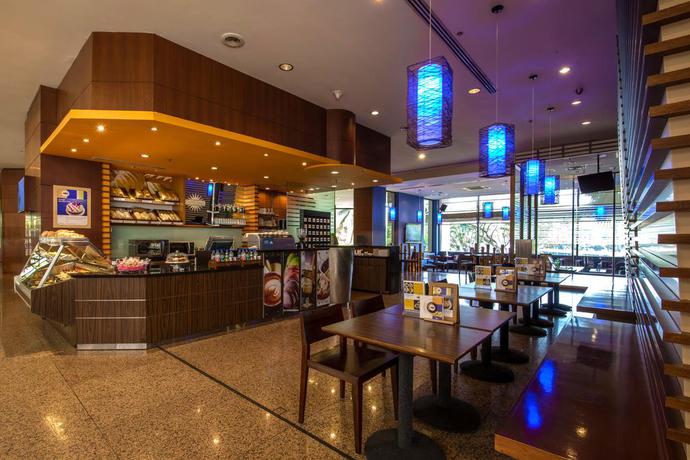 Imagen del bar/restaurante del Hotel Hilton Kuching. Foto 3