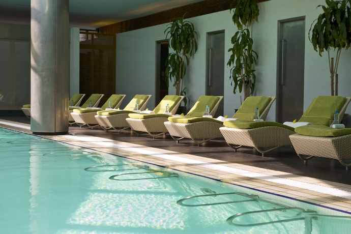 Imagen de la piscina del Hotel Hilton Kuwait Resort. Foto 12