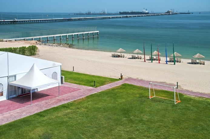 Imagen de los exteriores del Hotel Hilton Kuwait Resort. Foto 6