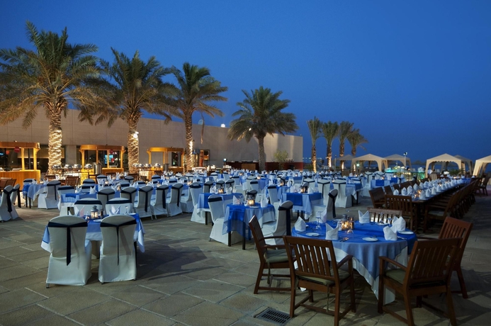 Imagen del bar/restaurante del Hotel Hilton Kuwait Resort. Foto 2