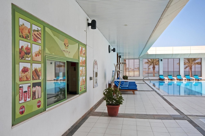 Imagen de la piscina del Hotel Hilton Kuwait Resort. Foto 13