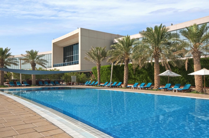 Imagen de la piscina del Hotel Hilton Kuwait Resort. Foto 14