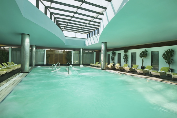 Imagen de la piscina del Hotel Hilton Kuwait Resort. Foto 15