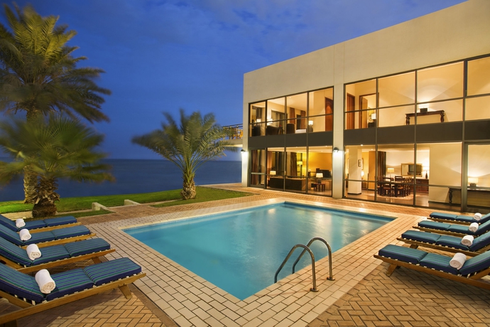 Imagen de la piscina del Hotel Hilton Kuwait Resort. Foto 16