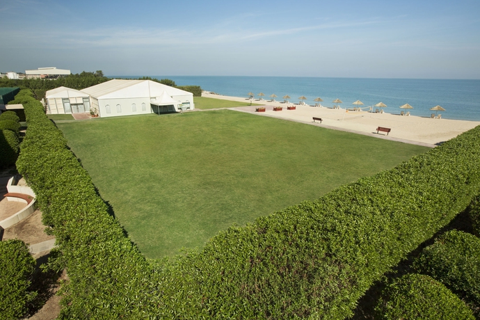 Imagen de los exteriores del Hotel Hilton Kuwait Resort. Foto 7