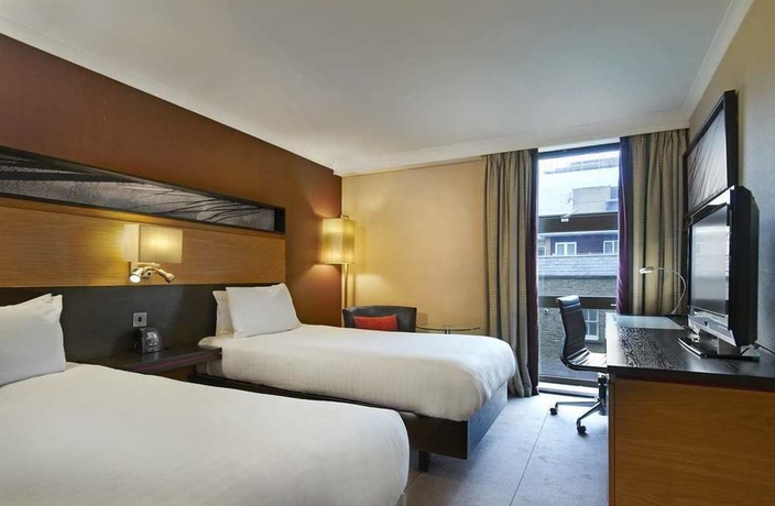 Imagen de la habitación del Hotel Hilton London Kensington. Foto 2