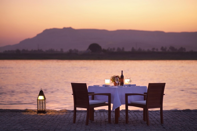 Imagen del bar/restaurante del Hotel Hilton Luxor Resort and Spa. Foto 3