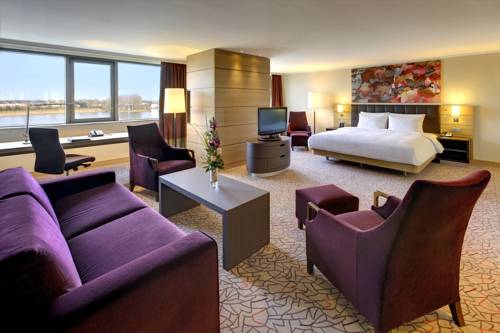 Imagen de la habitación del Hotel Hilton Mainz. Foto 11