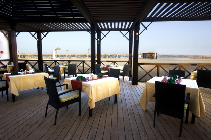 Imagen del bar/restaurante del Hotel Hilton Marsa Alam Nubian Resort. Foto 1