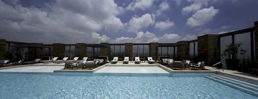 Imagen de la piscina del Hotel Hilton Mexico City Santa Fe. Foto 16