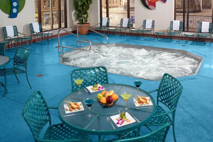 Imagen de la piscina del Hotel Hilton Minneapolis. Foto 15