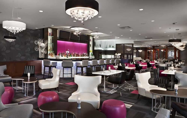 Imagen del bar/restaurante del Hotel Hilton Montreal Laval. Foto 3