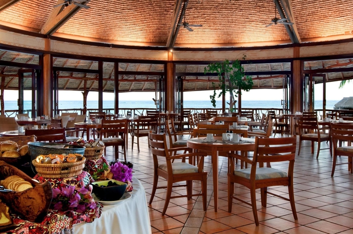Imagen del bar/restaurante del Hotel Hilton Moorea Lagoon Resort and Spa. Foto 4