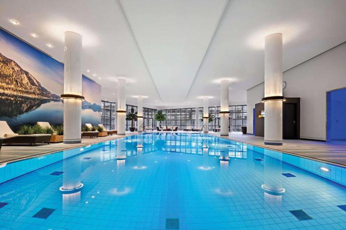 Imagen de la piscina del Hotel Hilton Munich Airport. Foto 22