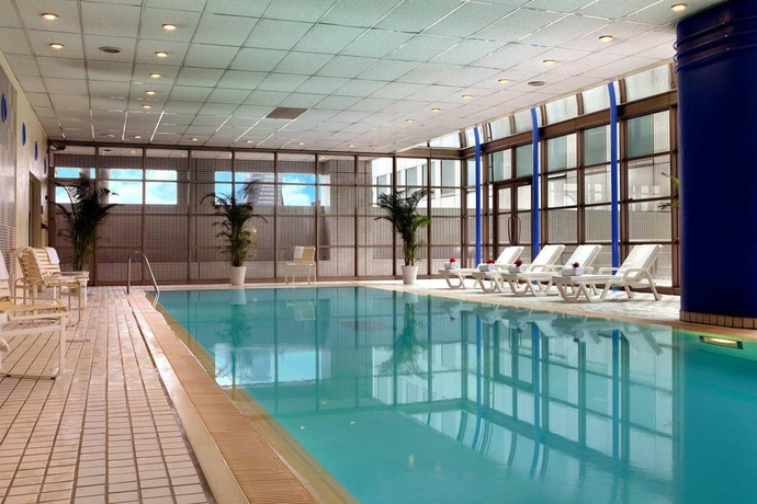 Imagen de la piscina del Hotel Hilton Nagoya. Foto 15